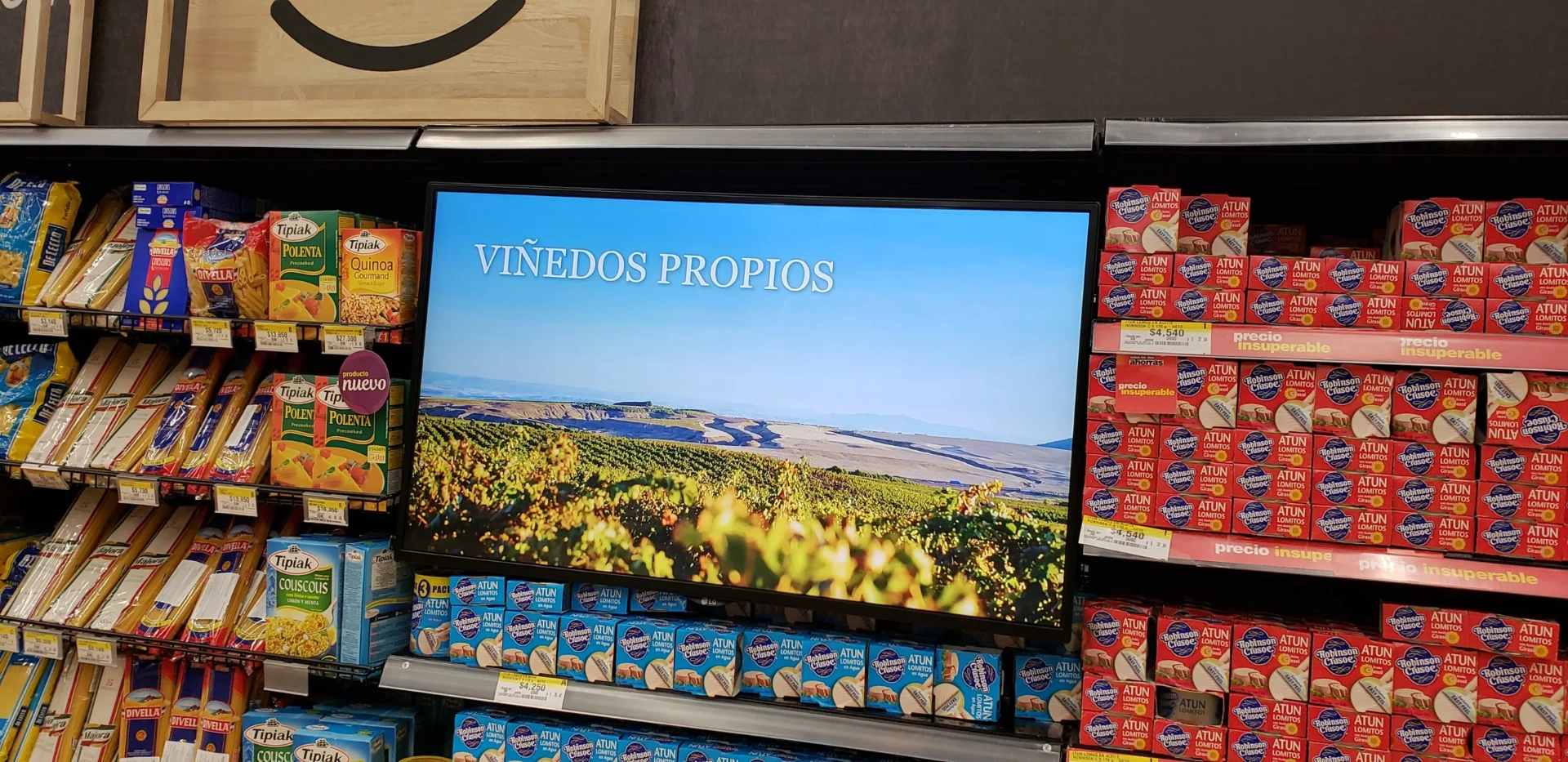 Pantalla digital en góndola retail por Tekus